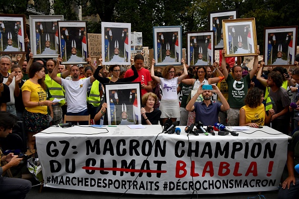 -Les manifestants présentent des portraits inversés du président français Emmanuel Macron lors de leur marche à Bayonne, dans le sud-ouest de la France, le 25 août 2019, le deuxième jour du sommet annuel du G7. Selon les militants, les portraits sont tenus à l'envers " pour indiquer le manque de sens de la politique de Macron". Photo de GEORGES GOBET / AFP / Getty Images.