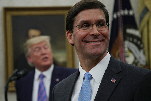 Le Président des États-Unis, Donald Trump (à gauche), s'exprime lors d'une cérémonie d'assermentation de Mark Esper (à droite) au poste de ministre à la Défense des États-Unis, le 23 juillet 2019, au bureau ovale de la Maison-Blanche à Washington, DC. Esper a succédé à James Mattis pour devenir le 27ème ministre américain à la Défense.(Photo : Alex Wong/Getty Images)