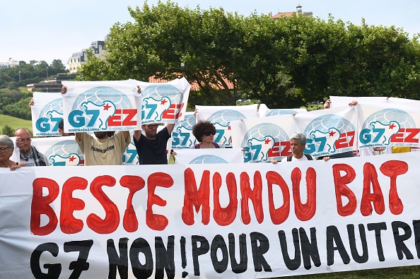-Des manifestants anti-G7 assistent à une conférence de presse lors d'un "contre-sommet" organisé par les groupes Alternatives G7 et G7 EZ à Biarritz, dans le sud-ouest de la France, le 26 août 2019. Photo de GAIZKA IROZ / AFP / Getty Images.