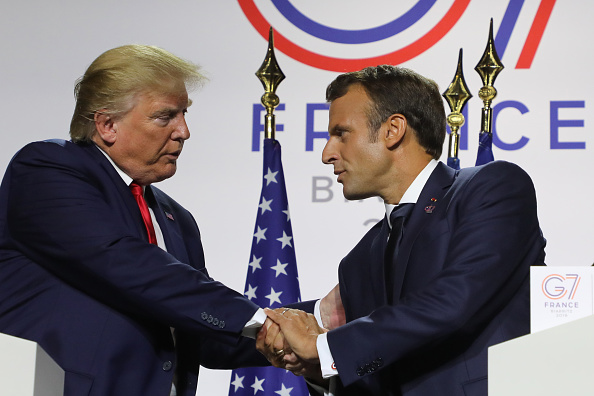 Le président français Emmanuel Macron (à droite) et le président américain Donald Trump se serrent la main lors d'une conférence de presse conjointe à Biarritz, le 26 août 2019. (Photo : LUDOVIC MARIN/AFP/Getty Images)