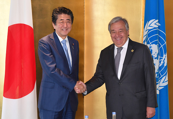 -Le Premier ministre japonais, Shinzo Abe salue le secrétaire général des Nations unies, Antonio Guterres, lors de sa réunion en marge de la septième conférence internationale de Tokyo sur le développement de l'Afrique (TICAD) à Yokohama, le 28 août 2019. Photo de Toshifumi KITAMURA / AFP / Getty Images.