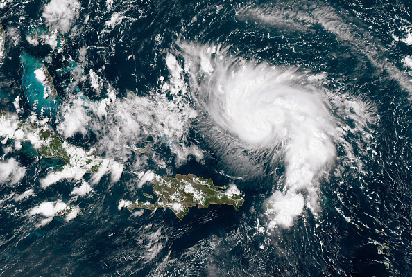 Dans cette image de satellite, l'ouragan Dorian quitte la mer des Caraïbes et se dirige vers la côte de la Floride, pris à 18h40 le 29 août 2019 dans l'océan Atlantique. 