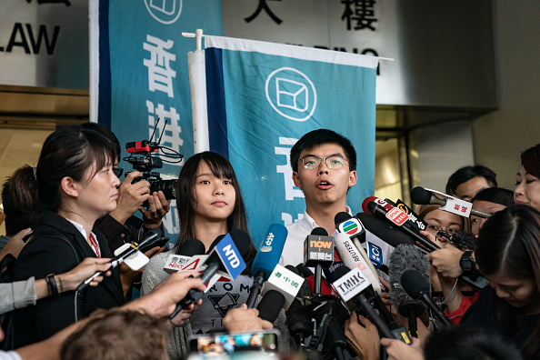 -Agnes Chow et Joshua Wong, militants démocrates de Hong Kong, s'adressent aux médias après avoir été arrêtés et libérés sous caution le 30 août 2019 à Hong Kong, Chine. Photo par Anthony Kwan / Getty Images.