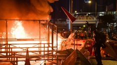 Hong Kong : des manifestants incendient une barricade près du QG de la police (AFP)