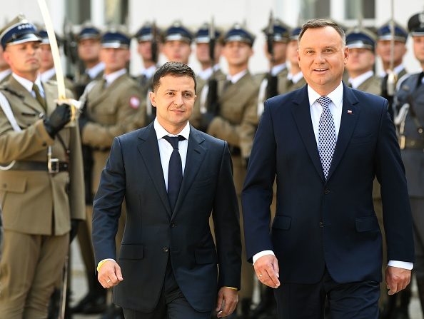 Le président polonais Andrzej Duda (à droite) souhaite la bienvenue au président ukrainien Volodymyr Zelensky avant les pourparlers sur les relations bilatérales et les liens de l'Ukraine avec l'Europe sous le nouveau gouvernement, à Varsovie le 31 août 2019. (Photo : JANEK SKARZYNSKI/AFP/Getty Images)