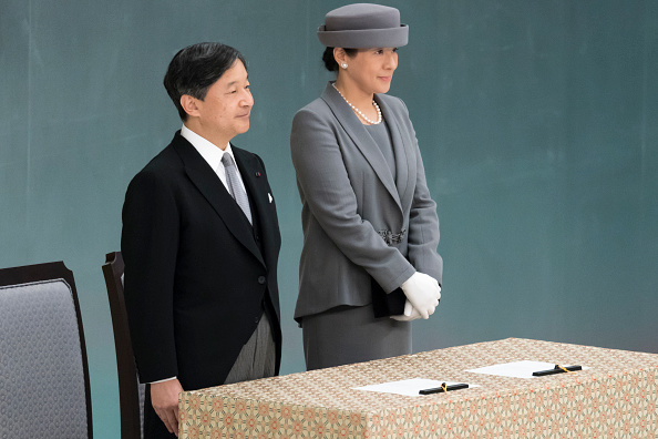 L'empereur japonais Naruhito (à gauche) et l'impératrice Masako (à droite) assistent à une cérémonie commémorant le 74e anniversaire de la capitulation du Japon lors de la Seconde Guerre mondiale le 15 août 2019 à Tokyo. L'ancien empereur japonais Hirohito a annoncé la capitulation du Japon le 15 août 1945 à la suite des bombardements atomiques d'Hiroshima et de Nagasaki les 6 et 9 août. (Photo  : Tomohiro Ohsumi/Getty Images)