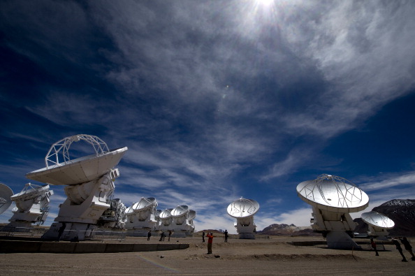 Vue d'une antenne de radiotélescope ALMA (Atacama Large Millimeter / submillimeter Array) sur le plateau de Chajnantor, désert d'Atacama, à environ 1500 km au nord de Santiago. (Photo : MARTIN BERNETTI/AFP/Getty Images)