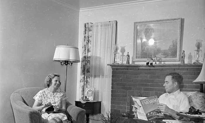 Un homme avec sa femme et son enfant à Youngstown, Ohio, en octobre 1950. Doreen Spooner/Keystone Caractéristiques/Getty Images