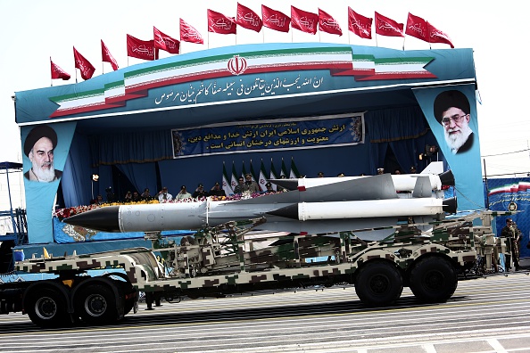 -Un système de missile sol-air S-200 est passé devant les commandants militaires iraniens lors du défilé de la Journée de l'armée à Téhéran le 18 avril 2015. L'Iran affirme que le système Bavar-373, produit dans le pays, possède des capacités similaires à celles du S-300. Photo BEHROUZ MEHRI / AFP / Getty Images.