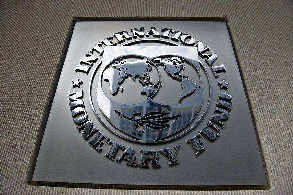 -Le sceau du Fonds monétaire international (FMI) est visible peu après que Christine Lagarde, directrice générale, ait parlé de l'économie américaine lors d'une conférence de presse tenue le 14 juin 2013 au siège de l'IFM à Washington, DC. Photo PAUL J. RICHARDS / AFP / Getty Images.