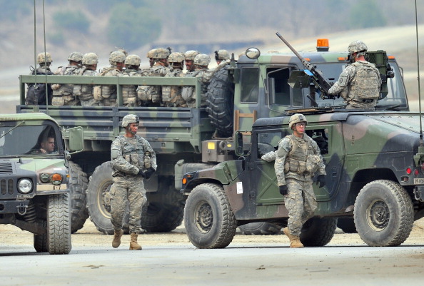 -Illustration- Les soldats américains se rassemblent après un exercice de tir réel avec la Corée du Sud sur un terrain d'entraînement militaire à Pocheon, au nord-est de Séoul. Cet exercice fait partie d'une série d'exercices d'entraînement sur le terrain conjoints et combinés menés au cours de la campagne annuelle. Photo JUNG YEON-JE / AFP / Getty Images.
