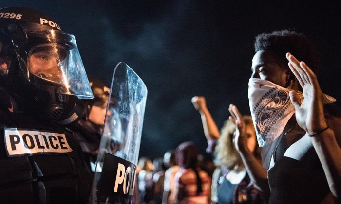 Des policiers affrontent des manifestants à Charlotte, en Caroline du Nord, le 21 septembre 2016. Sean Rayford/Getty Images