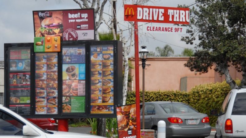 File d'attente au Drive du McDonalds d'Anaheim, Calfornia, le 21 mars 2007. (Jamie Rector/Getty Images)