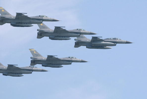 -Une flotte de chasseurs F-16 de l'armée de l'air taïwanaise de fabrication américaine survole en formation l'aéroport de Sungshan, à Taipei. Le spectacle aérien faisait partie des événements marquant le 70e anniversaire de l'armée de l'air. Photo PATRICK LIN / AFP / Getty Images.