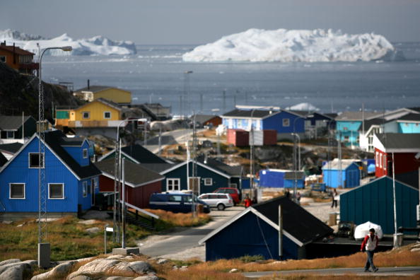 -Vue d'ensemble, de la ville d'Ilulissat au Groenland. Même si la calotte glaciaire en voie de disparition pourrait entraîner une élévation du niveau de la mer dans le monde entier, la population inuite du Groenland est la première à ressentir les effets du réchauffement planétaire. Les pêcheurs et les chasseurs évitent les fjords où la glace est devenue trop mince pour se déplacer et où des poissons tels que la morue, qui préfèrent une eau plus chaude, commencent à apparaître dans leurs filets. Photo de Uriel Sinai / Getty Images.