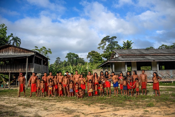 -Portrait du peuple Waiapi dans le village de Manilha dans la réserve indigène de l'État d'Amapa au Brésil le 15 octobre 2017. Les Waiapi sont l'une des tribus les plus traditionnelles du Brésil amazonien, mais la vie moderne se rapproche et les habitants de la forêt apprennent naviguer entre deux mondes. Photo APU GOMES / AFP / Getty Images.
