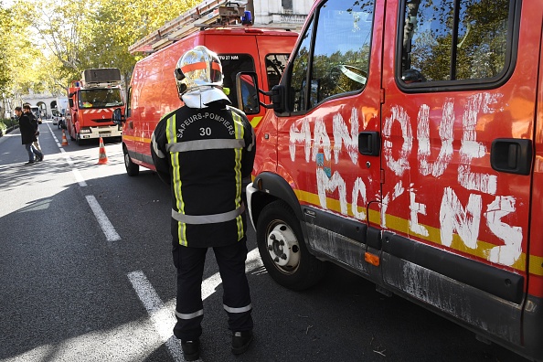 L'inscription sur le camion indique "Manque de moyens", car les pompiers sont constamment attaqués par des jets de pierres lors de leurs interventions. (Photo : PASCAL GUYOT/AFP/Getty Images)