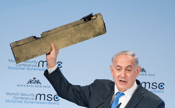-Le Premier ministre israélien Benjamin Netanyahu présente un morceau de drone iranien. La défense antiaérienne de l'armée syrienne est entrée samedi soir en action pour contrer des "missiles israéliens" Photo de Lennart Preiss / MSC 2018 via Getty Images.