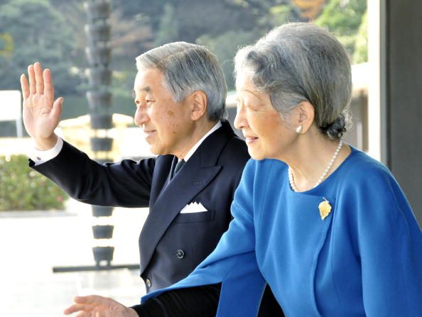 -L'empereur japonais Akihito et l'impératrice Michiko, l’impératrice âgée de 84 ans, a été diagnostiquée avec un cancer du sein samedi au cours d'examens à l'hôpital et serait opérée sous peu. Photo YOSHIKAZU TSUNO / AFP / Getty Images.