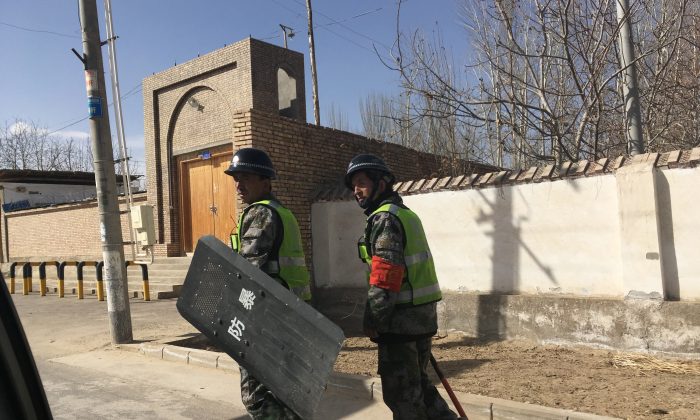 Le 17 février 2018, la police locale patrouille dans un village de la préfecture de Hotan, dans la région du Xinjiang, en Chine. (Ben Dooley/AFP/Getty Images)