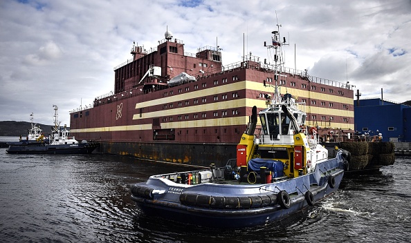 Akademik Lomonosov, la seule centrale nucléaire flottante (FPU) au monde à ce jour à Mourmansk (Russie).  (Photo : ALEXANDER NEMENOV/AFP/Getty Images)
