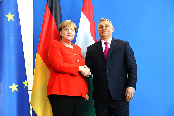 -Illustration- Angela Merkel et Viktor Orban ont des entretiens quelques jours après que la chancelière allemande ait fait des concessions clés en matière de politique frontalière qui ont adopté la position anti-migrants du dirigeant hongrois. Photo par Omer MESSINGER / AFP / Getty Images.