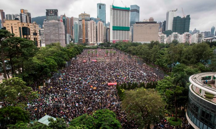 Les manifestants de Hong Kong, rassemblés dans le parc Victoria le 18 août 2019.  (Isaac Lawrence/AFP/Getty Images)