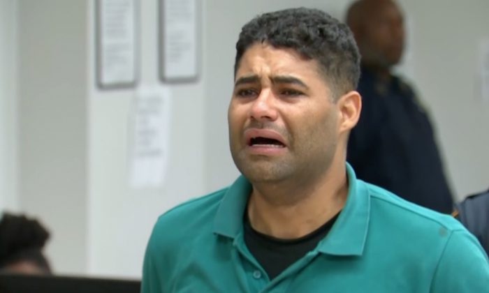 Juan Rodriguez pleure en plaidant non coupable d'avoir tué ses jumeaux d'un an à New York le 27 juillet 2019. (Capture d'écran vidéo/CNN)