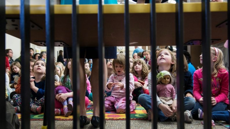 Des enfants écoutent un conférencier dans une bibliothèque d'Arlington, en Virginie. (BRENDAN SMIALOWSKI/AFP/Getty Images)