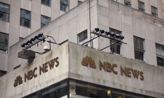 Sur cette photo, le logo de NBC News est apposé au coin du 10 Rockefeller Plaza, le studio d’émission de NBC Today à New York, . (Michael Nagle / Getty Images)