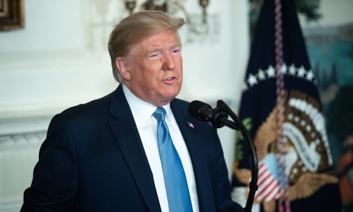 Le président Donald Trump parle des fusillades qui ont eu lieu dans la salle de réception diplomatique de la Maison-Blanche le 5 août 2019. (Saul Loeb/AFP/Getty Images)