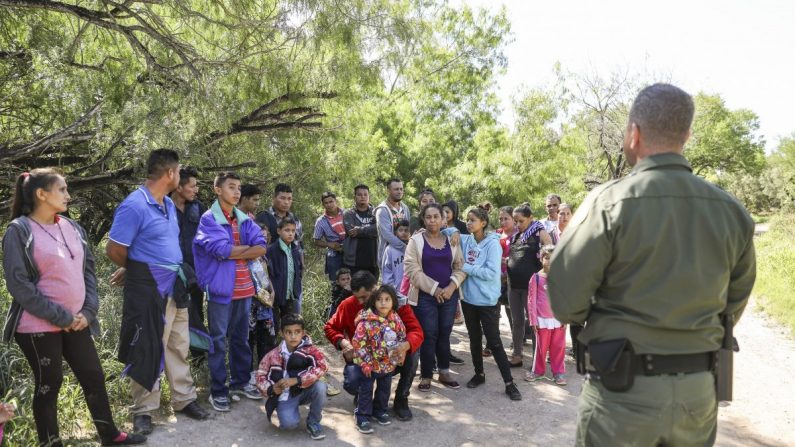 Carlos Ruiz, agent de la police des frontières,  appréhende 35 étrangers clandestins qui viennent de traverser le Rio Grande depuis le Mexique près de McAllen, Texas, le 18 avril 2019. Charlotte Cuthbertson/The Epoch Times)