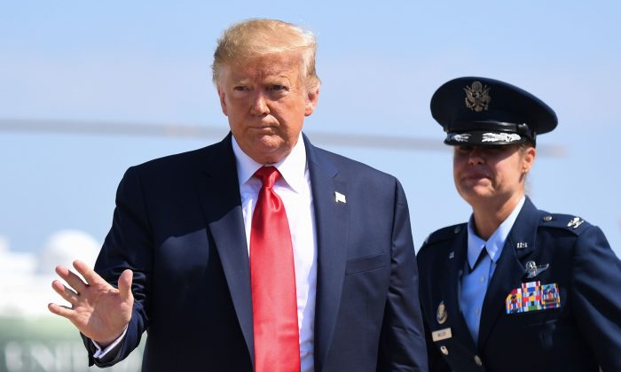 Le président Donald Trump salue avant d'embarquer à bord d'Air Force One avant de quitter la base interarmées Andrews, Md. le 9 août 2019. (Saul Loeb/AFP/Getty Images)