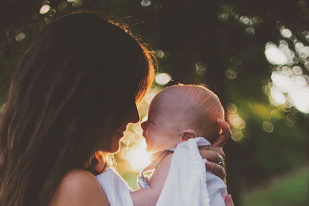 L'amour et la tendresse authentiques d'une mère dans les premières années de la vie d'un enfant sont essentiels à sa santé et à son bonheur. (Julie Johnson/Unsplash)