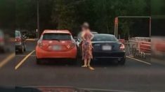 Une femme gare sa voiture de l’autre côté de la ligne, observez ce conducteur lui donner une leçon de bonnes manières de stationnement