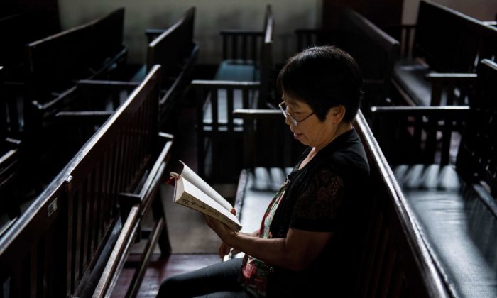 Une femme lit la Bible à l'église Christian Glory de Wuhan, une ville de la province chinoise du Hebei, le 23 septembre 2018. (Nicolas Asfouri/AFP/Getty Images)