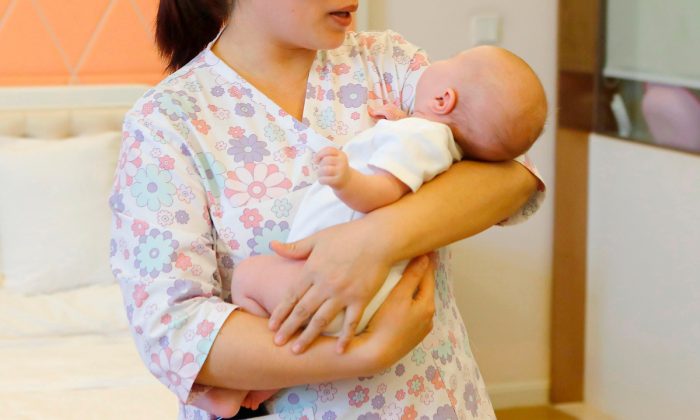 Une femme tenant un bébé en Chine. (AFP/Getty Images)
