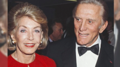 Kirk Douglas, 102 ans, et Anne Buydens, 100 ans, toujours amoureux après 65 ans de mariage