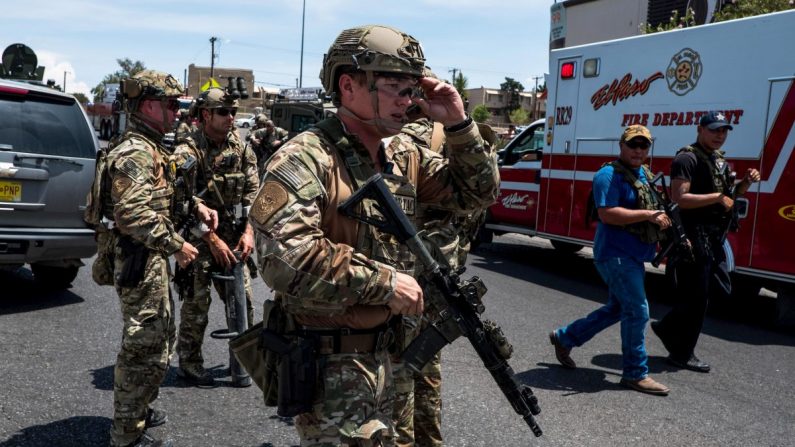 Des agents des forces de l'ordre interviennent dans un Walmart à la suite des coups de feux près du Cielo Vista Mall à El Paso, au Texas, le 3 août 2019. (Joel Angel Juarez/AFP/Getty Images)
