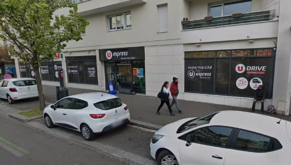 Vue de l'entrée du magasin U de la rue Saint-Hélier où les faits se sont déroulés dans l'après-midi du 20 août. Crédit : Google Maps.