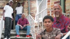 Un père célibataire adopte 50 jeunes hommes de plus de 30 ans qui avaient besoin d’un foyer d’accueil