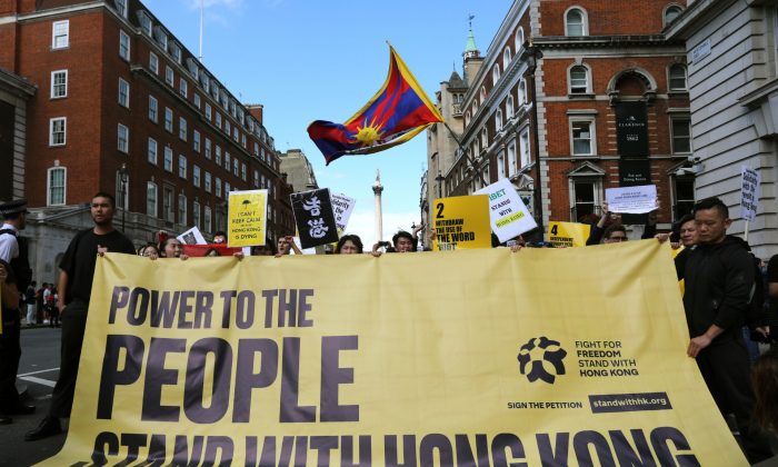 Des manifestants se rassemblent dans le centre de Londres pour une marche organisée par StandwithHK et D4HK en soutien des manifestations pro-démocratie à Hong Kong, le 17 août 2019. (Isabel Infantes/AFP/Getty Images)

