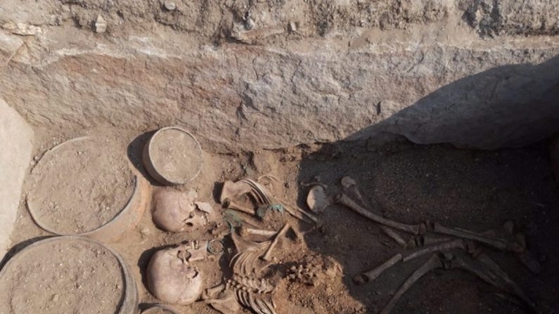 Les restes d'un jeune homme et d'une jeune femme enterrés face à face ont été découverts par des archéologues du centre du Kazakhstan. (Gouvernement régional de Karaganda)
