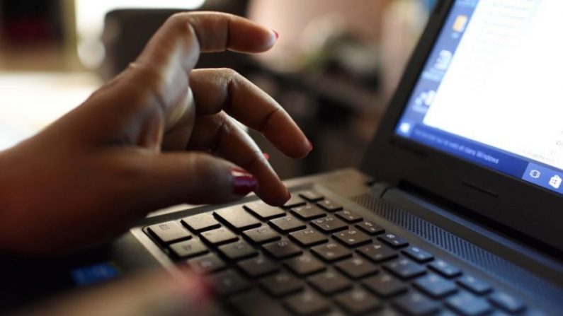 Illustration d'une femme utilisant un ordinateur portable. (Issouf Sanogo/AFP/Getty Images)