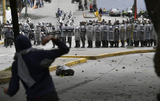 Violente manifestation au Venezuela encadrée par la police anti-émeute, le 21 novembre 2018. (YURI CORTEZ / AFP / Getty Images)