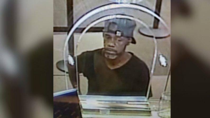Le voleur de la banque, Michael Harris, sur une caméra de surveillance prise à la banque de Cleveland. (FBI)