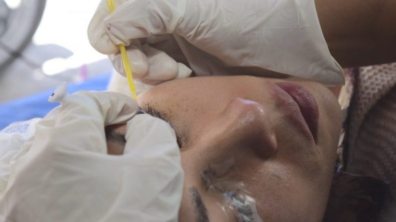 Illustration d'une femme pendant une séance de microblading des sourcils. (Rafa Pacheco/Pixabay) 