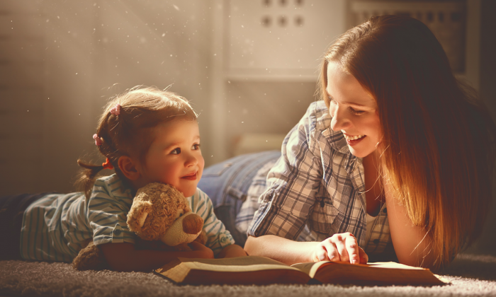 Les histoires classiques et les contes peuvent aider à guider les enfants. (mother_and_child_reading / Shutterstock)