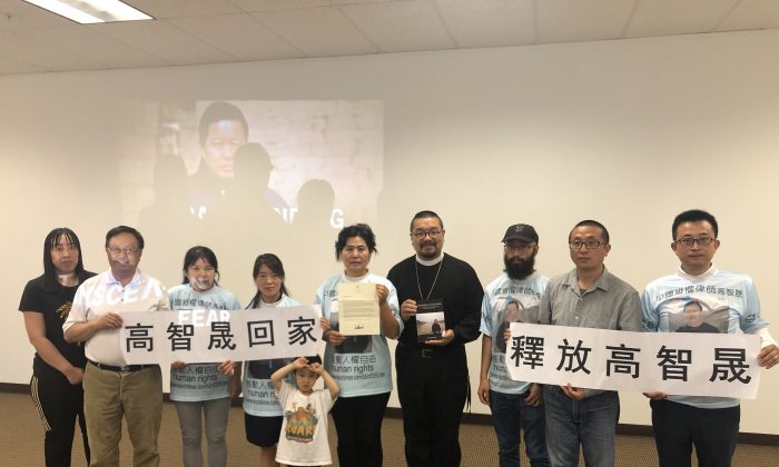 Des membres de la CCFOR (Organisation religieuse à but non lucratif) tenant des pancartes en chinois qui se lisent «Libérez Gao Zhisheng» et «Laissez Gao Zhisheng rentrer chez lui» lors de la conférence de presse du 11 août 2019. (Nathan Su/Epoch Times)