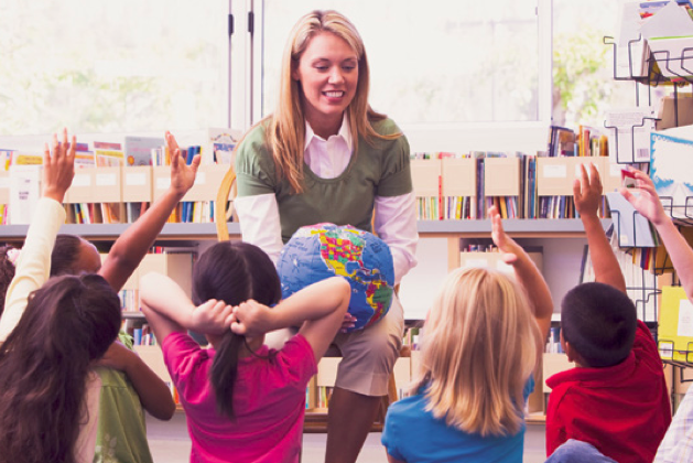 Une enseignante parlant à des élèves. (Monkey Business Images/Shutterstock)